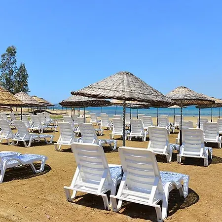 Ramada By Wyndham Akbuk מלון