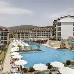 Ramada By Wyndham Akbuk 酒店
