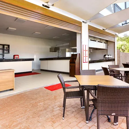 Ramada By Wyndham Akbuk فندق أكبوك